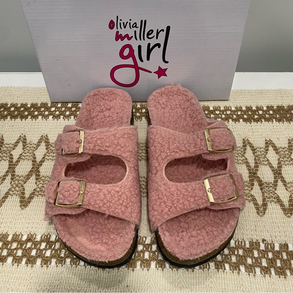 Olivia Miller Girl’s Cloud Lounge Sandals Faux Fur Pink/Blush Size 2 NEW - Picture 2 of 7